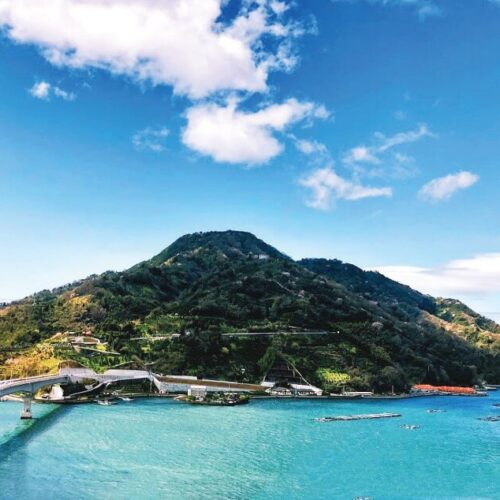 愛媛県宇和島市から橋を渡って車でアクセスできる九島。全体が山になっていて、釣り場や展望スポットなど魅力が豊富。