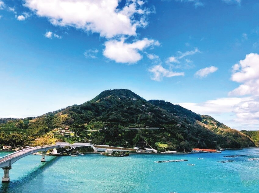 愛媛県宇和島市から橋を渡って車でアクセスできる九島。全体が山になっていて、釣り場や展望スポットなど魅力が豊富。