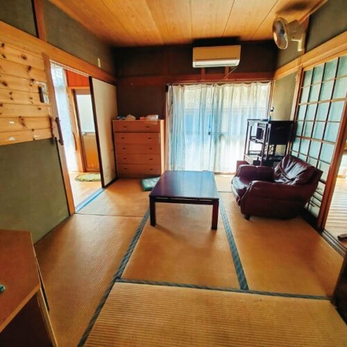 宮崎県串間市の物件のキッチンの横にある6畳の和室。前の住人はソファを置いてリビングとして使っていたようだ。