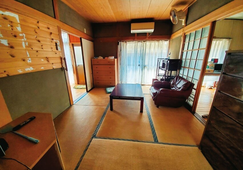 宮崎県串間市の物件のキッチンの横にある6畳の和室。前の住人はソファを置いてリビングとして使っていたようだ。