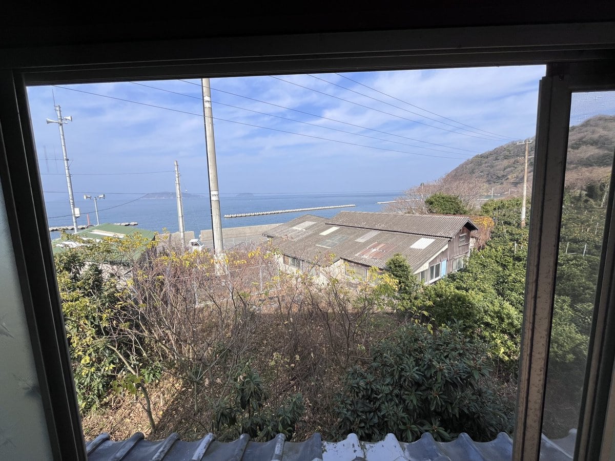愛媛県忽那諸島の中島北西部にある古民家の離れの2階からの景観。冬は風が吹く日が多いものの、春から秋にかけては瀬戸内海ならではの穏やかな海を眺めることができます。