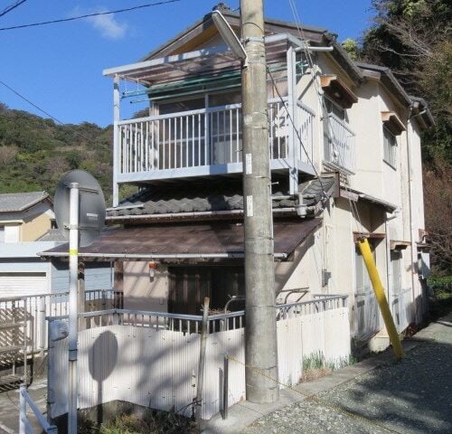 静岡県南伊豆町にある海まで徒歩2分の木造2階建ての物件です。