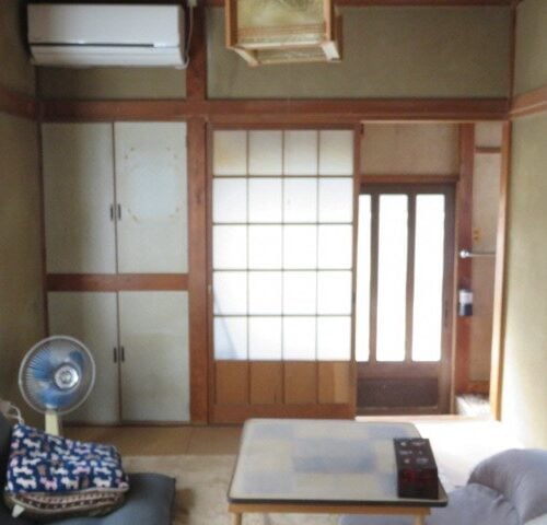 静岡県南伊豆町の物件の玄関を入ってすぐの4.5帖の和室です。玄関と窓、廊下の3方向から光が入る明るい空間です。