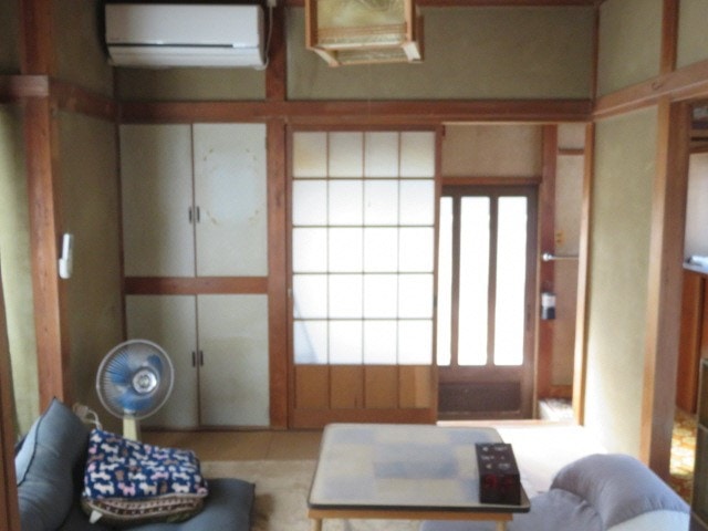 静岡県南伊豆町の物件の玄関を入ってすぐの4.5帖の和室です。玄関と窓、廊下の3方向から光が入る明るい空間です。
