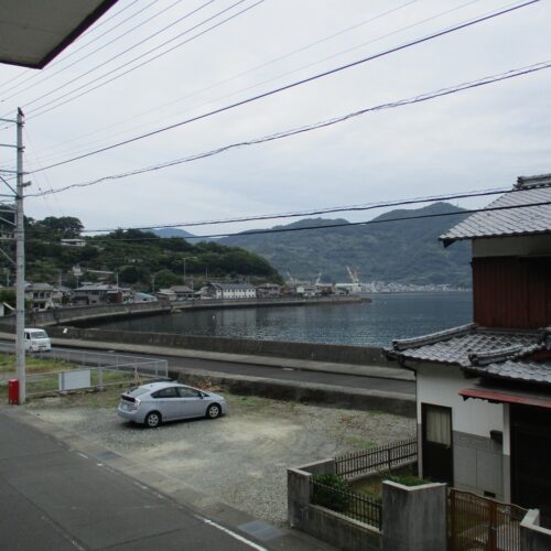 愛媛県八幡浜市の物件は道路を挟んで海に面しています。まさに海と共に生活することができる物件です。