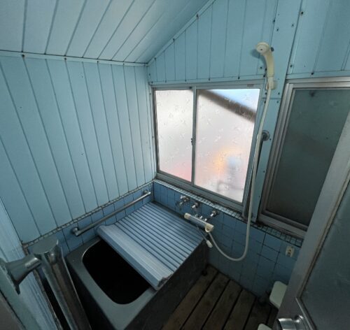 愛媛県忽那諸島の中島北西部にある古民家の風呂。