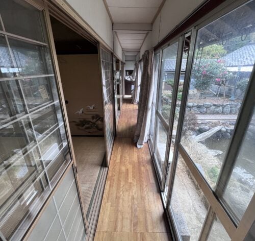 愛媛県忽那諸島の中島北西部にある古民家の廊下の様子。