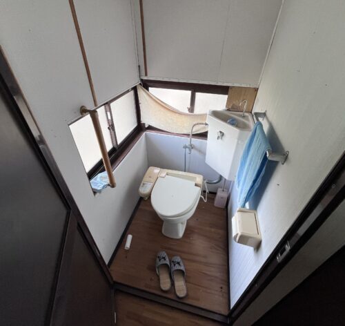 愛媛県忽那諸島の中島北西部にある古民家のトイレ。