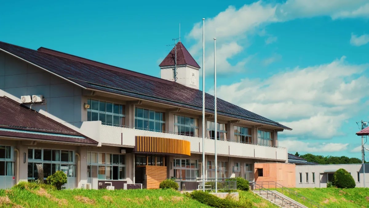 福島県田村市の「お仕事に関する相談窓口」がある「テラス石森」。廃校を活用した施設です。