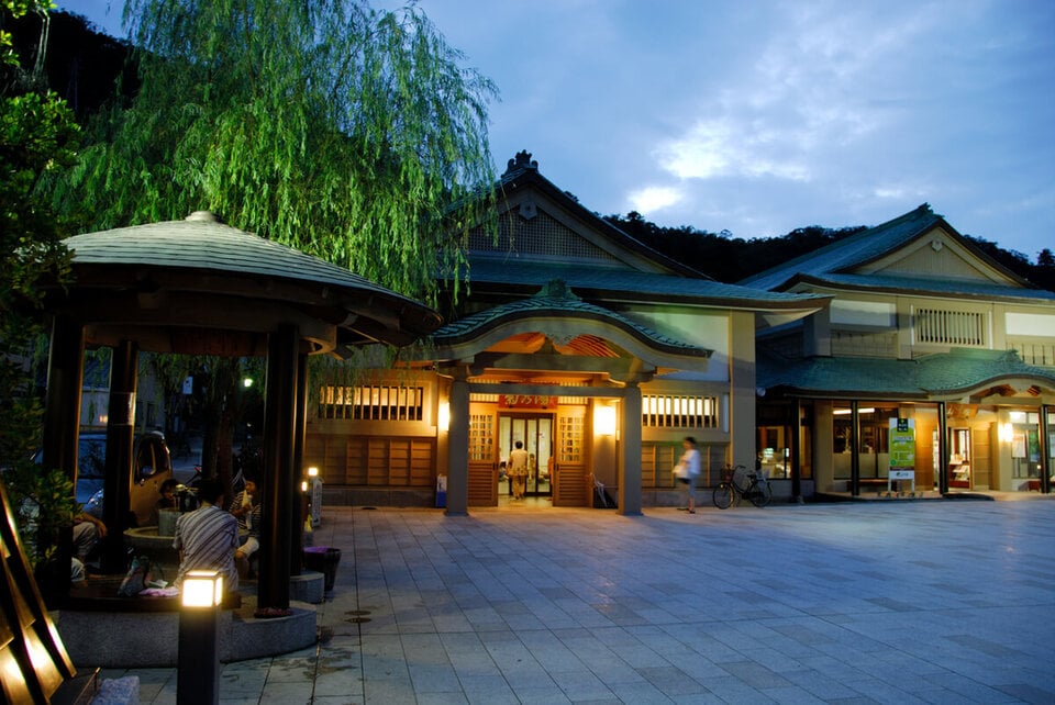 山中温泉は、かの松尾芭蕉も愛した場所。群馬県の草津温泉、兵庫県の有馬温泉とともに「扶桑（ふそう）三名湯」に選んだ場所としても知られています。