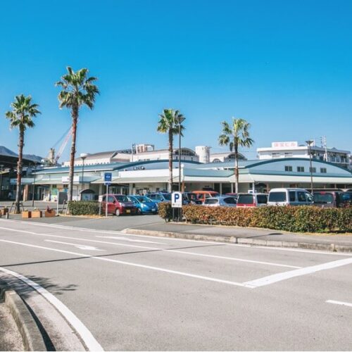 愛媛県宇和島市の物件から道の駅「みなとオアシスうわじま きさいや広場」へ約1.5km。柑橘類や海産物など宇和島の特産品が揃う。