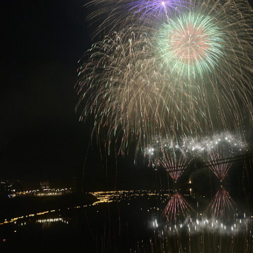 高知県香美市の湖水祭は、奥物部湖に約5000個の灯篭が浮かぶ中、約400発の花火が山中に打ち上げられます。メイン会場には櫓が組まれ、懐かしい洋楽や大栃音頭に合わせて大人も子供も踊りに興じます。