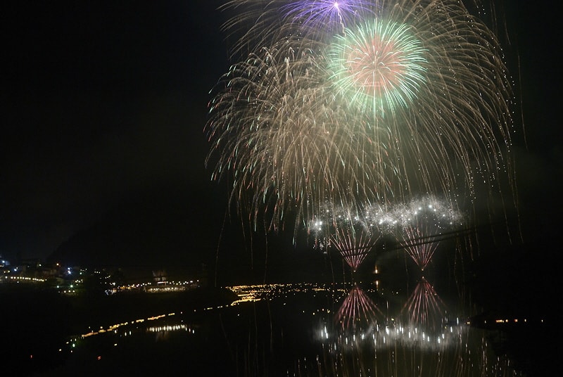 高知県香美市の湖水祭は、奥物部湖に約5000個の灯篭が浮かぶ中、約400発の花火が山中に打ち上げられます。メイン会場には櫓が組まれ、懐かしい洋楽や大栃音頭に合わせて大人も子供も踊りに興じます。