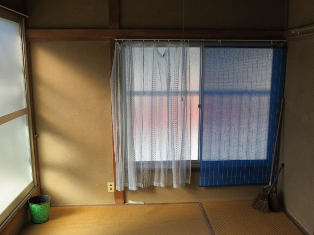 静岡県南伊豆町の物件の2階の6帖の和室です。窓からベランダに出ることができます。
