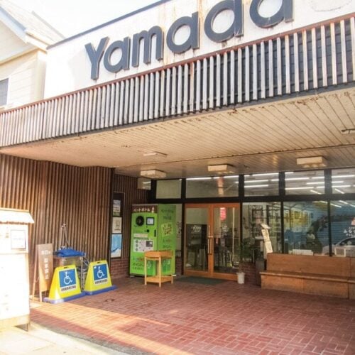 高知県香美市の物件から徒歩約5分のえびす商店街「ふらっと中町」。飲食業や小売のチャレンジショップがある。