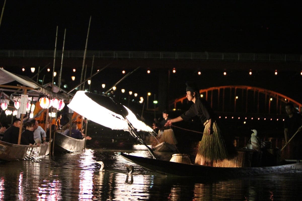 広島県三次市の夏の風物詩といえば「三次の鵜飼」。約450年の長い歴史があり、広島県の無形民俗文化財にも登録されています。シーズン中には遊覧船で鵜飼の様子を鑑賞することもできます。
