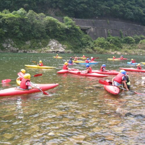 広島県三次市の江の川でカヌーや水遊びが楽しめるアウトドア施設「江の川カヌー公園さくぎ」。カヌーはインストラクターが丁寧に指導してくれるので、初心者でも安心です。レストランや入浴施設「くまみ湯」があり、コテージやキャンプで宿泊することもできます。