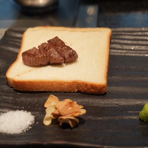 高級感あふれる雰囲気が漂う「宮崎牛鉄板焼ステーキ・焼肉　大淀河畔みやちく」では、目の前の鉄板で焼き上げたステーキを提供。一番おいしい状態で食べることができます。