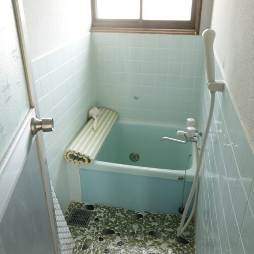 高知県香美市の物件のシャワーも備わっている浴室も、改修なしでこのまま使用することができます。