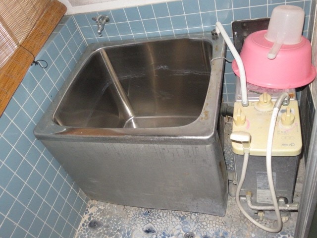 静岡県南伊豆町の物件の浴室はバランス釜です。こちらもこのまま使用可能ですが老朽化が進んでいるのでユニットバスに改修するのもよいでしょう。