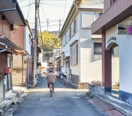 愛媛県宇和島市の大通りから少し入った路地沿い。近くに鮮魚店などがあり、下町的な風情が漂う。