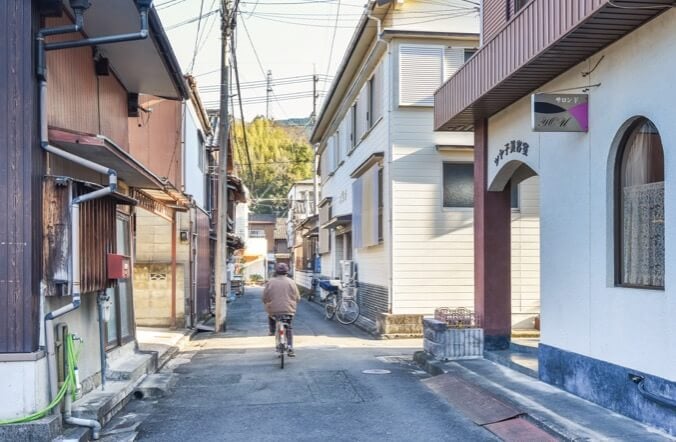 愛媛県宇和島市の大通りから少し入った路地沿い。近くに鮮魚店などがあり、下町的な風情が漂う。