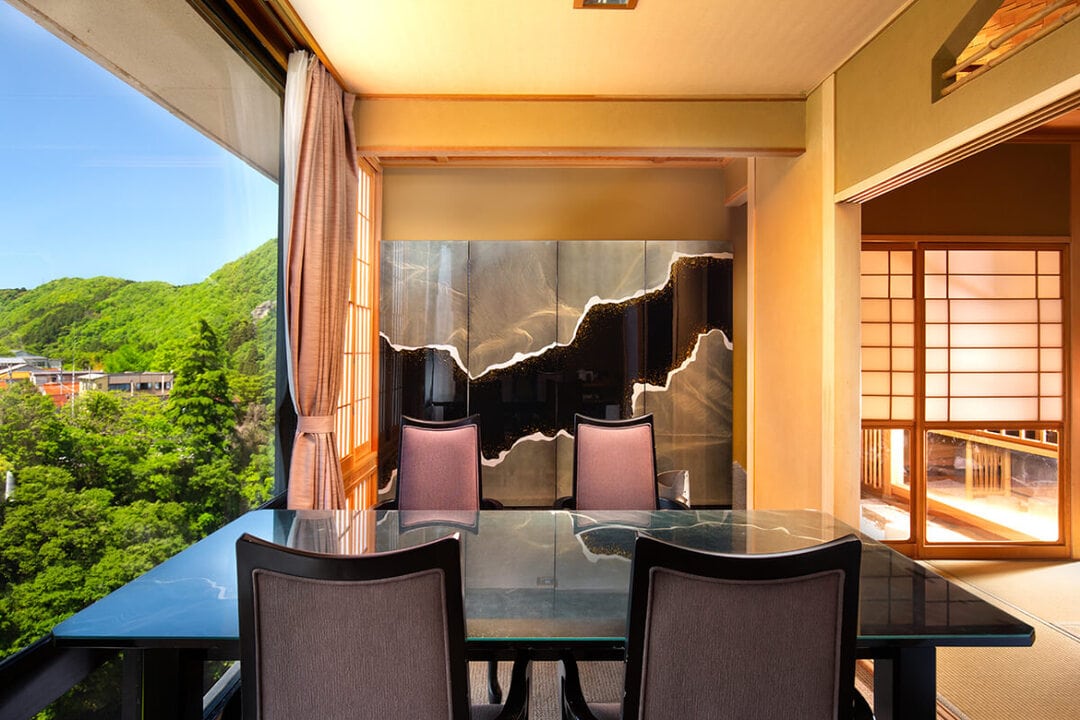 石川県加賀市にある「吉祥やまなか」の客室イメージ。窓の外には雄大な景色が広がっています。