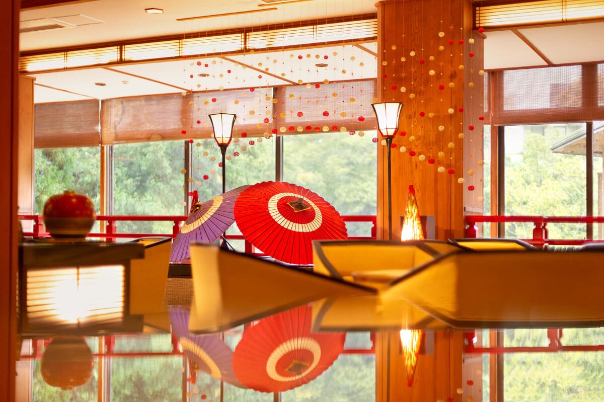 雅な空間が広がる吉祥やまなかのロビーラウンジ。旅館で過ごしていても加賀の文化を味わいつくせること間違いなし！