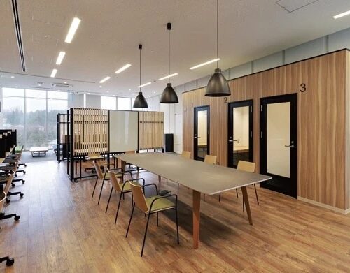 山梨県北杜市では「水と杜のリゾートワーク」事業で3つのオフィスがオープン。写真は長坂コワーキングスペース