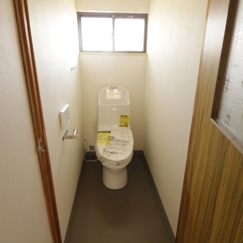 高知県香美市の物件のトイレは、ウォシュレット機能付きの水洗トイレにリフォームされています。