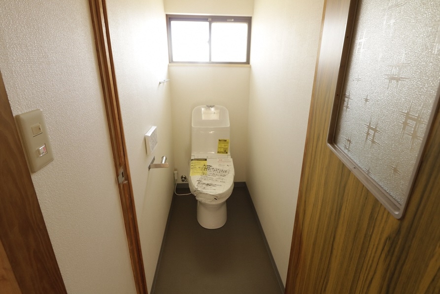 高知県香美市の物件のトイレは、ウォシュレット機能付きの水洗トイレにリフォームされています。
