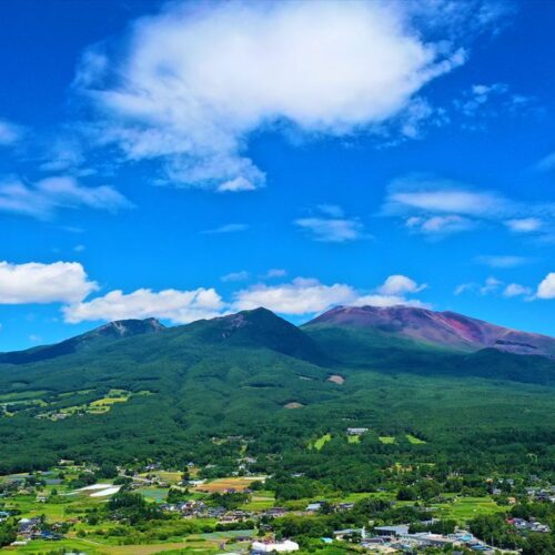 群馬県嬬恋村、長野県軽井沢町、小諸市及び御代田町の境にある標高2568mの世界でも有数の活火山である浅間山