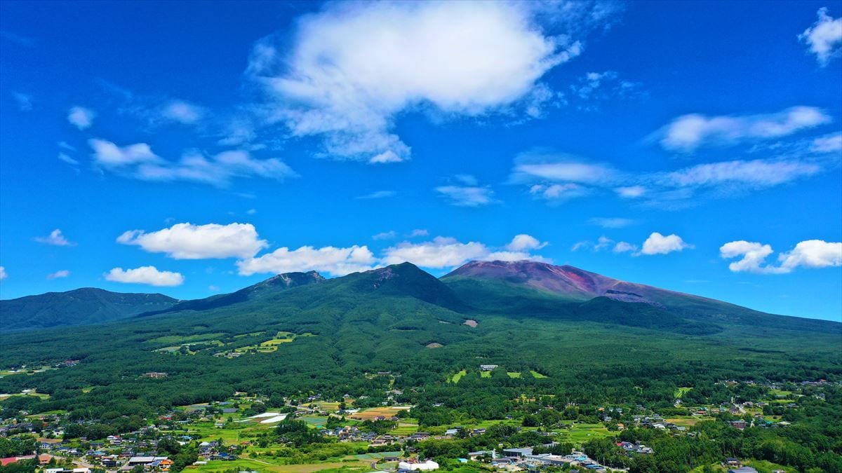 群馬県嬬恋村、長野県軽井沢町、小諸市及び御代田町の境にある標高2568mの世界でも有数の活火山である浅間山