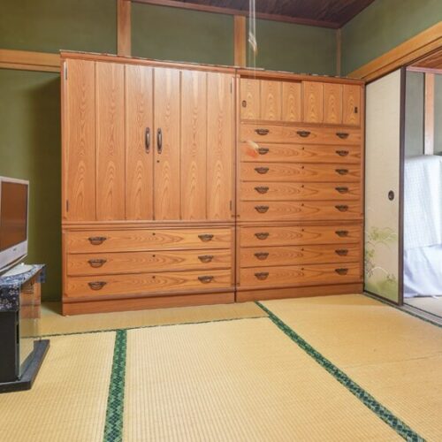 愛媛県宇和島市の物件の2階の南側には6帖と3帖の和室が並ぶ。残された家具などの取り扱いは要相談。