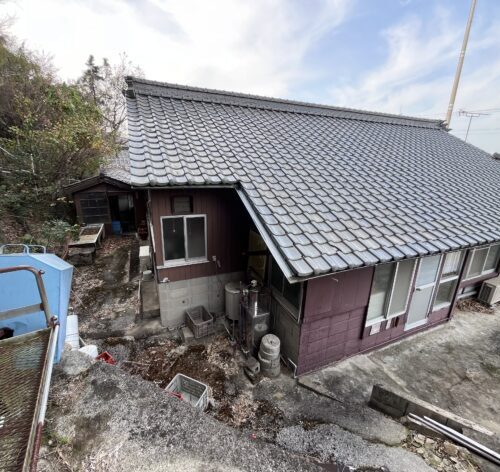 愛媛県忽那諸島の中島北西部にある古民家です。屋根は葺き替え済みなのでまだまだ問題なく使えそうです。