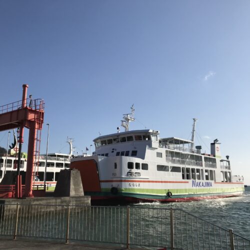 愛媛県忽那諸島の主要港、中島の大浦港。フェリーと高速船あわせて1日10便が行き来する。通勤・通学で利用する人も多い。松山との往来に加えて周辺離島の航路もあり、文字通り島民の足となっている。