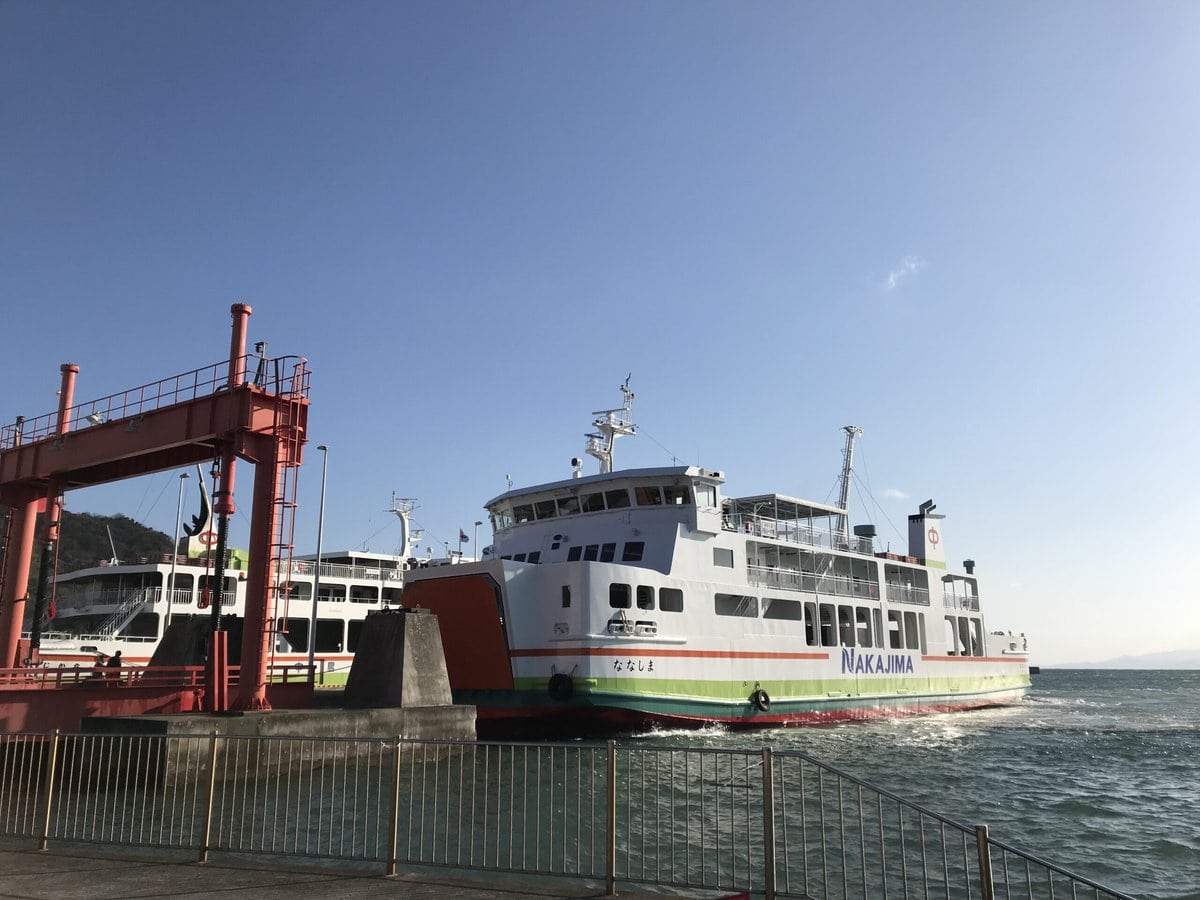 愛媛県忽那諸島の主要港、中島の大浦港。フェリーと高速船あわせて1日10便が行き来する。通勤・通学で利用する人も多い。松山との往来に加えて周辺離島の航路もあり、文字通り島民の足となっている。