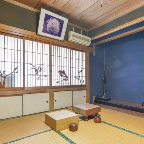 愛媛県宇和島市の物件の2階にある8帖の和室は、床の間や飾り棚、細工を凝らした障子などが品格を感じさせる。