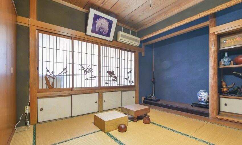 愛媛県宇和島市の物件の2階にある8帖の和室は、床の間や飾り棚、細工を凝らした障子などが品格を感じさせる。