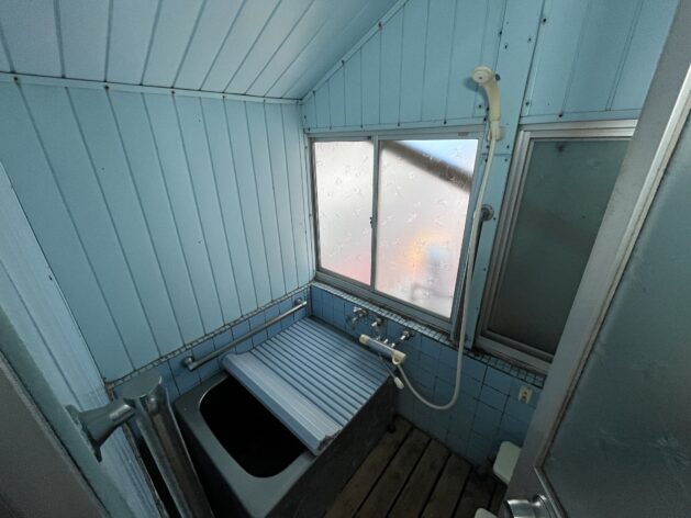 愛媛県忽那諸島の中島北西部にある古民家の風呂はかなり古さを感じますがシャワー付き。灯油のボイラーで給湯します。