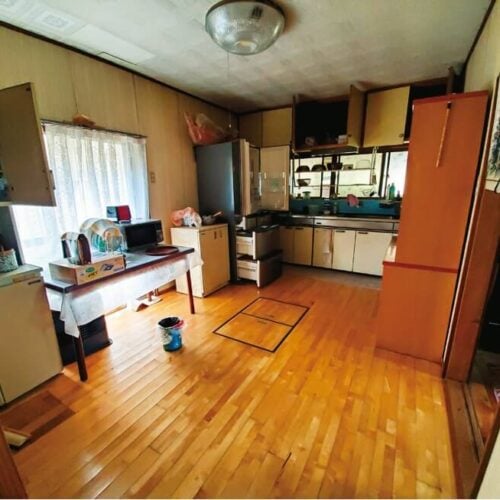 宮崎県串間市の物件のキッチンは充分なスペースがあるので、ダイニングテーブルセットを置くのもオススメ。
