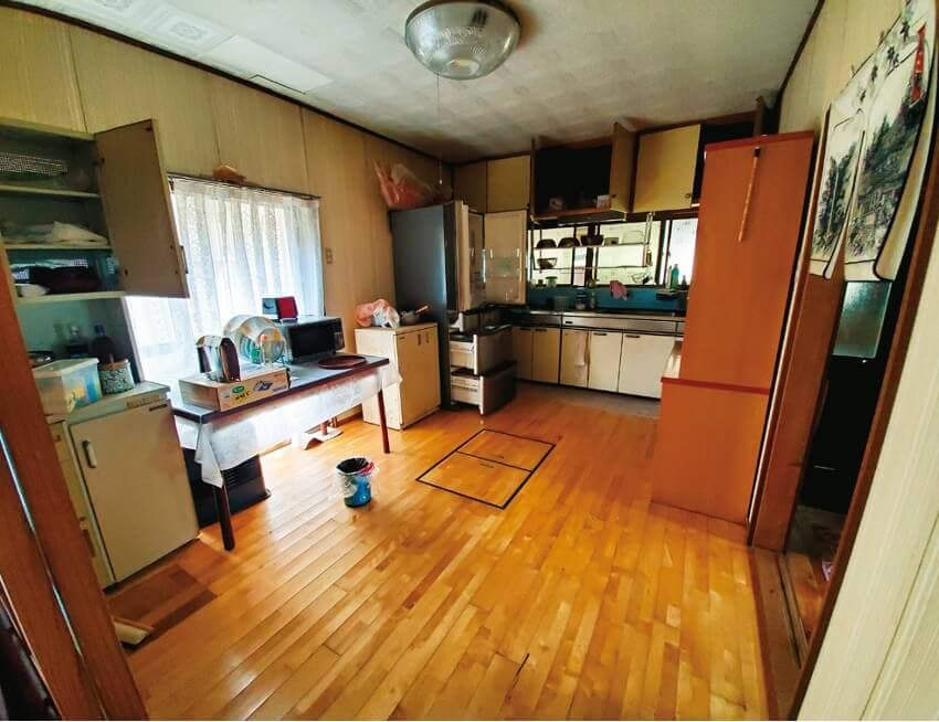 宮崎県串間市の物件のキッチンは充分なスペースがあるので、ダイニングテーブルセットを置くのもオススメ。