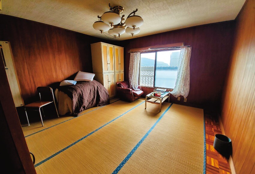 宮崎県串間市の2階は2部屋あり、こちらはい草のラグを敷いた8畳の洋室。テレワーク部屋にしても◎。