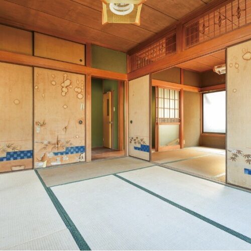愛媛県宇和島市の物件は和室2部屋と小さな洋室の3 間続きで開放的な印象。襖に汚れや破れがあるものの、全体として室内の状態は悪くない。