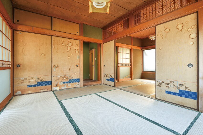 愛媛県宇和島市の物件は和室2部屋と小さな洋室の3 間続きで開放的な印象。襖に汚れや破れがあるものの、全体として室内の状態は悪くない。