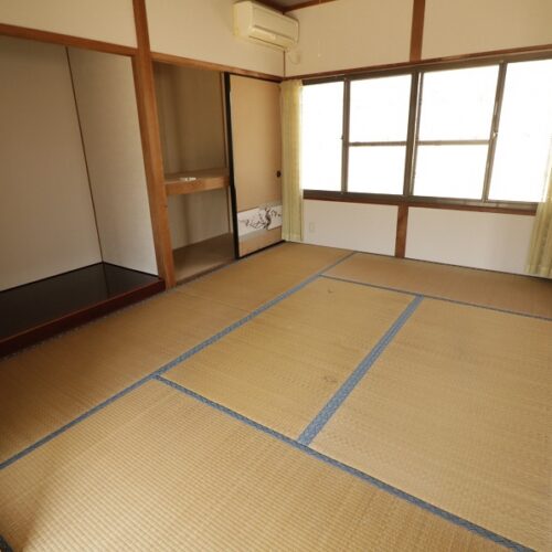 高知県香美市の物件の玄関正面の西側の和室には床の間と収納力の高い押入れがあります。東側の和室とは襖でわけられるので、こちらは布団を収納して寝室として利用するのがよさそうです。