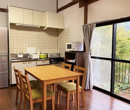 キッチンには冷蔵庫、電子レンジ、炊飯器など一通りの家電と食器を完備（山梨県南アルプス市）