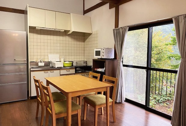キッチンには冷蔵庫、電子レンジ、炊飯器など一通りの家電と食器を完備（山梨県南アルプス市）