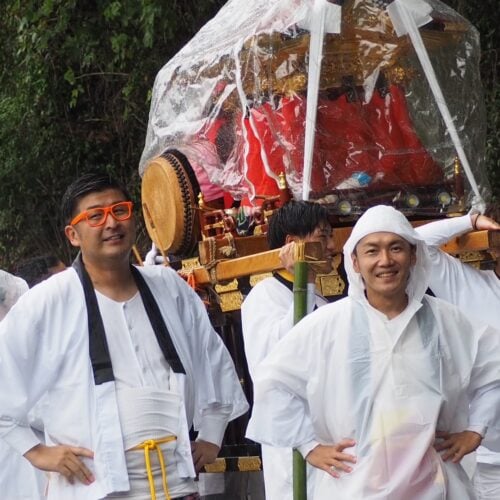 丹生神社例大祭。通称、笑い祭り。あいにくの雨でしたが、江川、山野、松瀬、和佐の4地区の神輿や幟が暴れまくり！楽しかったー！