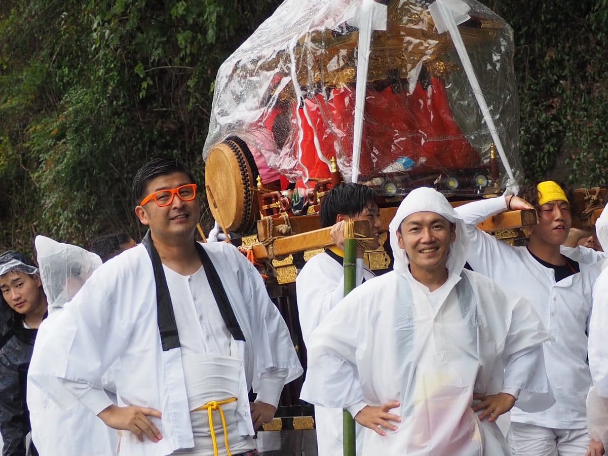 丹生神社例大祭。通称、笑い祭り。あいにくの雨でしたが、江川、山野、松瀬、和佐の4地区の神輿や幟が暴れまくり！楽しかったー！